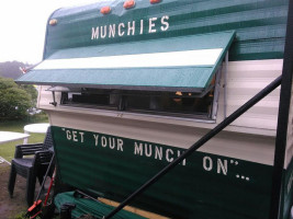 Munchie's Lunch Wagon outside