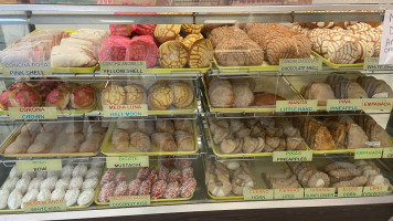 Evelyns Bakery food