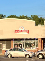 Silver Sands Pizza outside