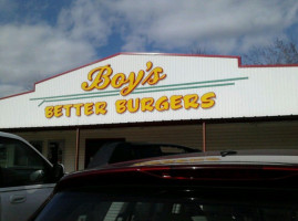 Boy's Better Burgers outside