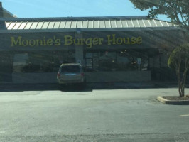Moonie's Burger House outside