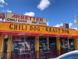 Arbetter's Hot Dogs outside