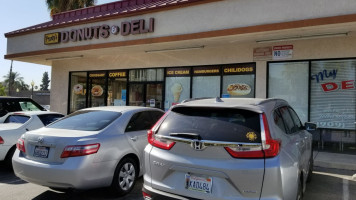 Frankie's Donuts Deli outside