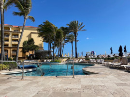Breeze Ocean Kitchen – Eau Palm Beach Resort inside