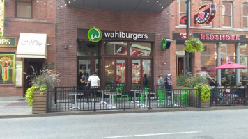 Wahlburgers inside