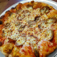 Pini's Pizzeria food