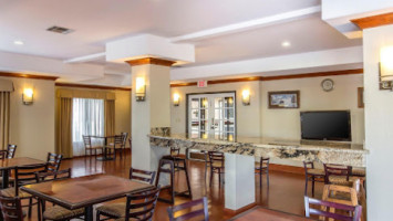 Joshua Tree Restaurant Bar(inside Oasis Inn Suites) inside