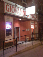 Giovanni's Pizza outside