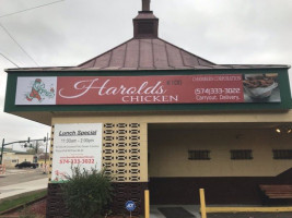 Harold's Chicken outside