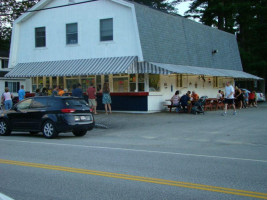 Richards' Dairy Seafood outside