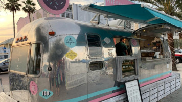 Five Daughters Bakery Airstream 30a outside