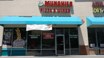 Munchies Pizza Wings food