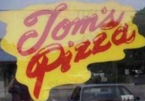 Toms Pizza Shop outside