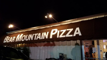 Bear Mountain Pizza outside