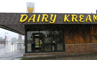 Dairy Kream outside