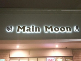 Main Moon outside