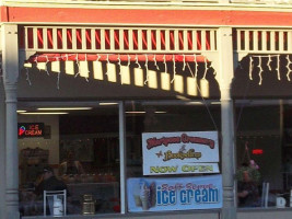 Mariposa Creamery outside