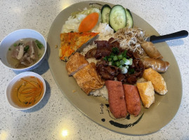 Cơm Tấm Thuận Kiều food
