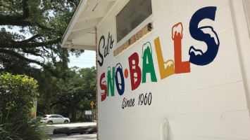Sal's Sno-ball Stand outside