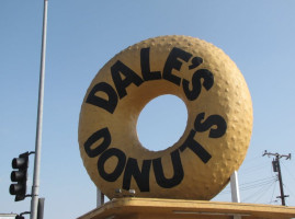 Dale's Donuts outside