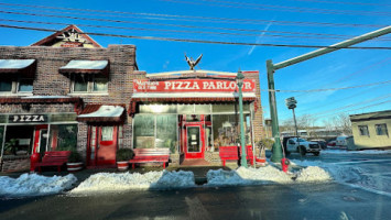 Martio's Pizza Parlour outside