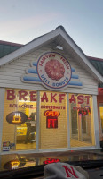 Fresh Deli Donuts outside