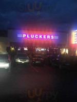 Pluckers Wing outside