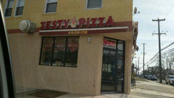 Zesty Pizza outside