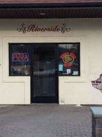 Riverside Deli Pizza outside
