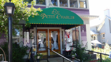 Le Petit Chablis Restaurant and French Bakery outside