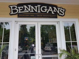 Bennigan's Restaurant outside