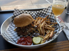 7 West Taphouse Duluth Downtown food