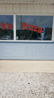 Tark's Pizza outside