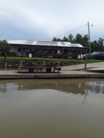 Floyd's Morley Marina outside