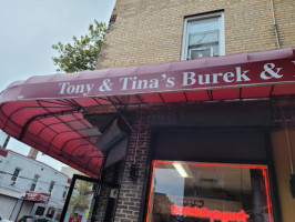 Tony Tina's Pizzeria outside