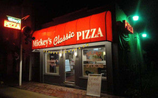 Mickey's Pizza outside