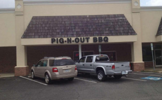 Pig -n Out- Barbecue inside