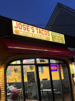 Jose's Tacos outside