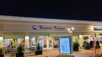 Taqueria Tsunami inside