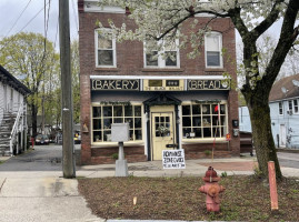 Black Walnut Bakery outside