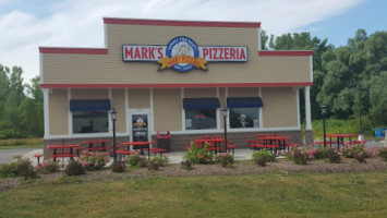 Mark's Pizzeria outside