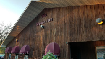The Moose Inn outside
