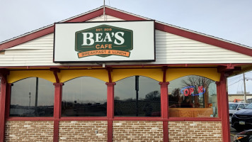 Bea's Cafe outside