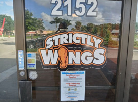 Stricty Wings outside