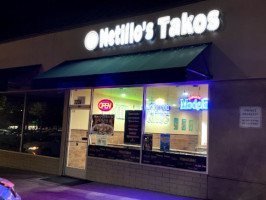 Netillo's Takos outside