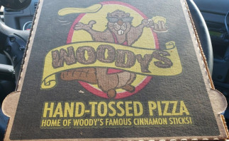 Woody's Pizza outside
