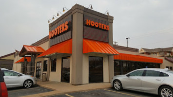 Hooters Restaurant outside