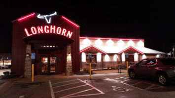 Longhorn Steakhouse outside