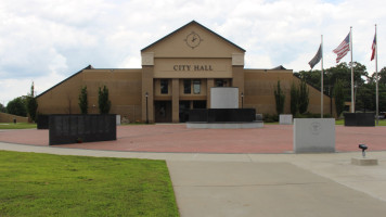 Warner Robins City Hall outside