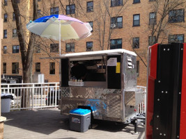 Shaker's Grill Food Cart outside